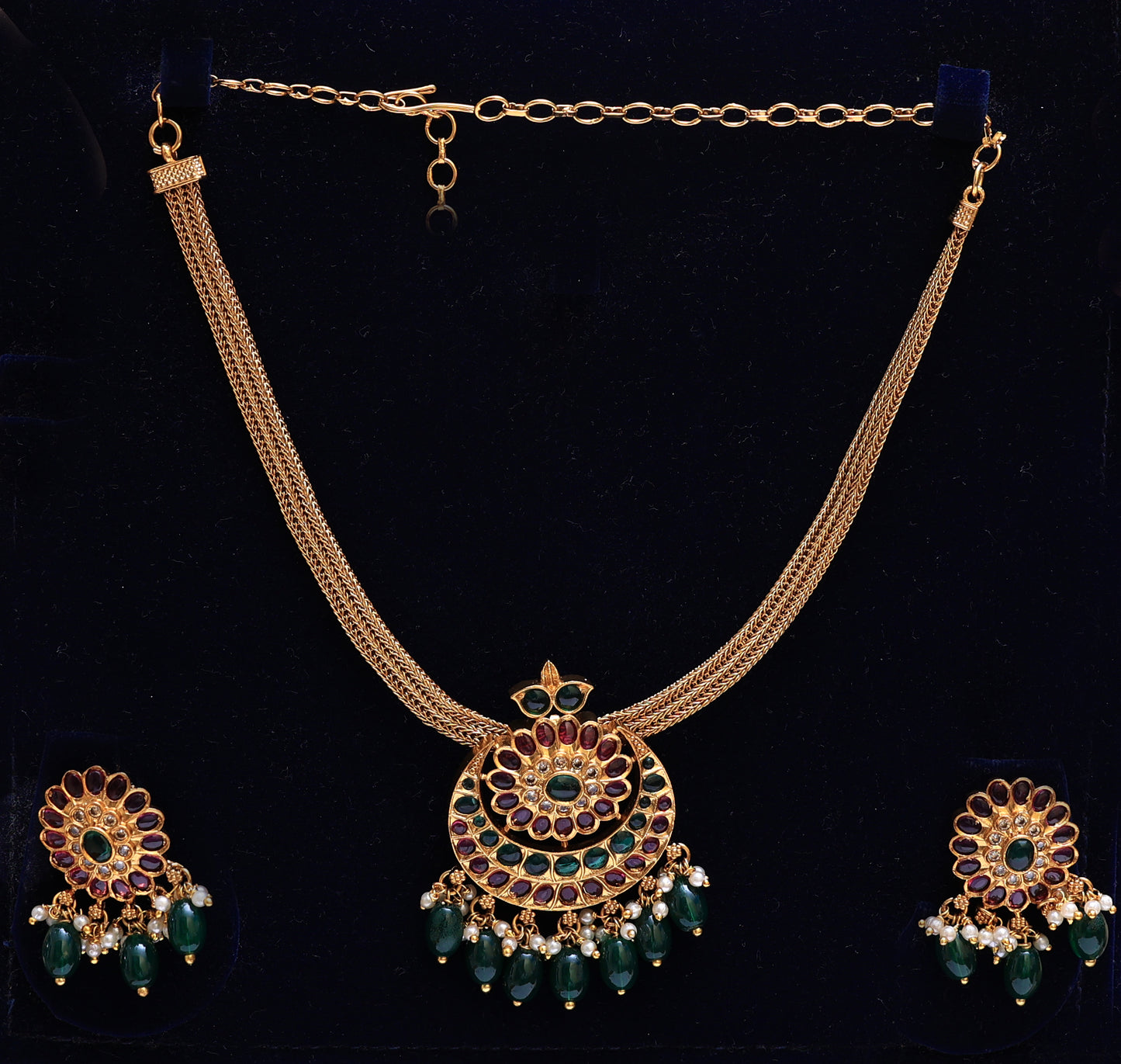 Delicate Splendor Necklace Set