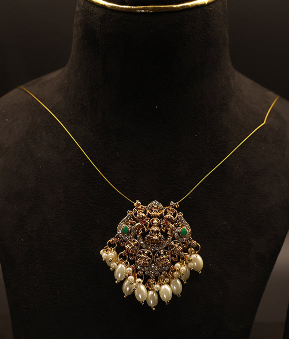 Decorative necklace with pearls and gemstones on a black mannequin