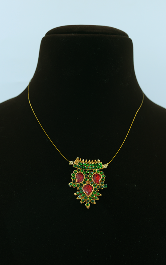 Gracious Emerald-Red Pendant Necklace