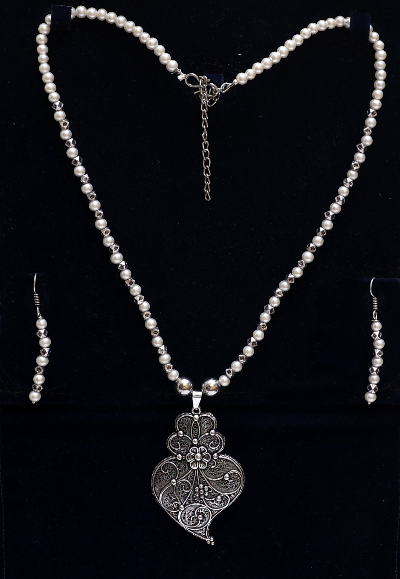 Magnificient Pearls Filigree Necklace Set