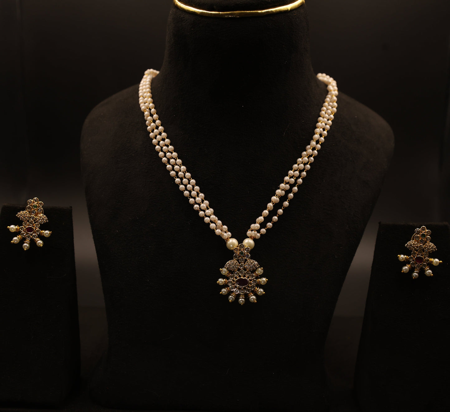 pearl necklace set with a pendent 