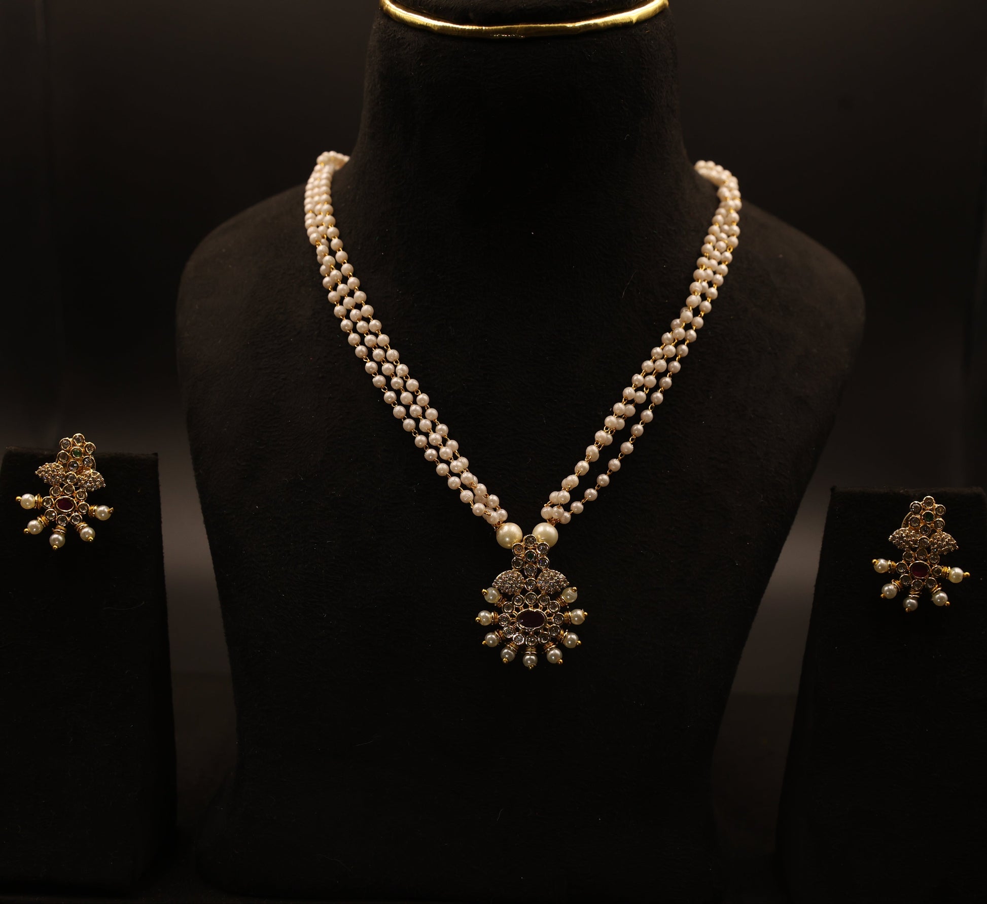 pearl necklace set with a pendent 